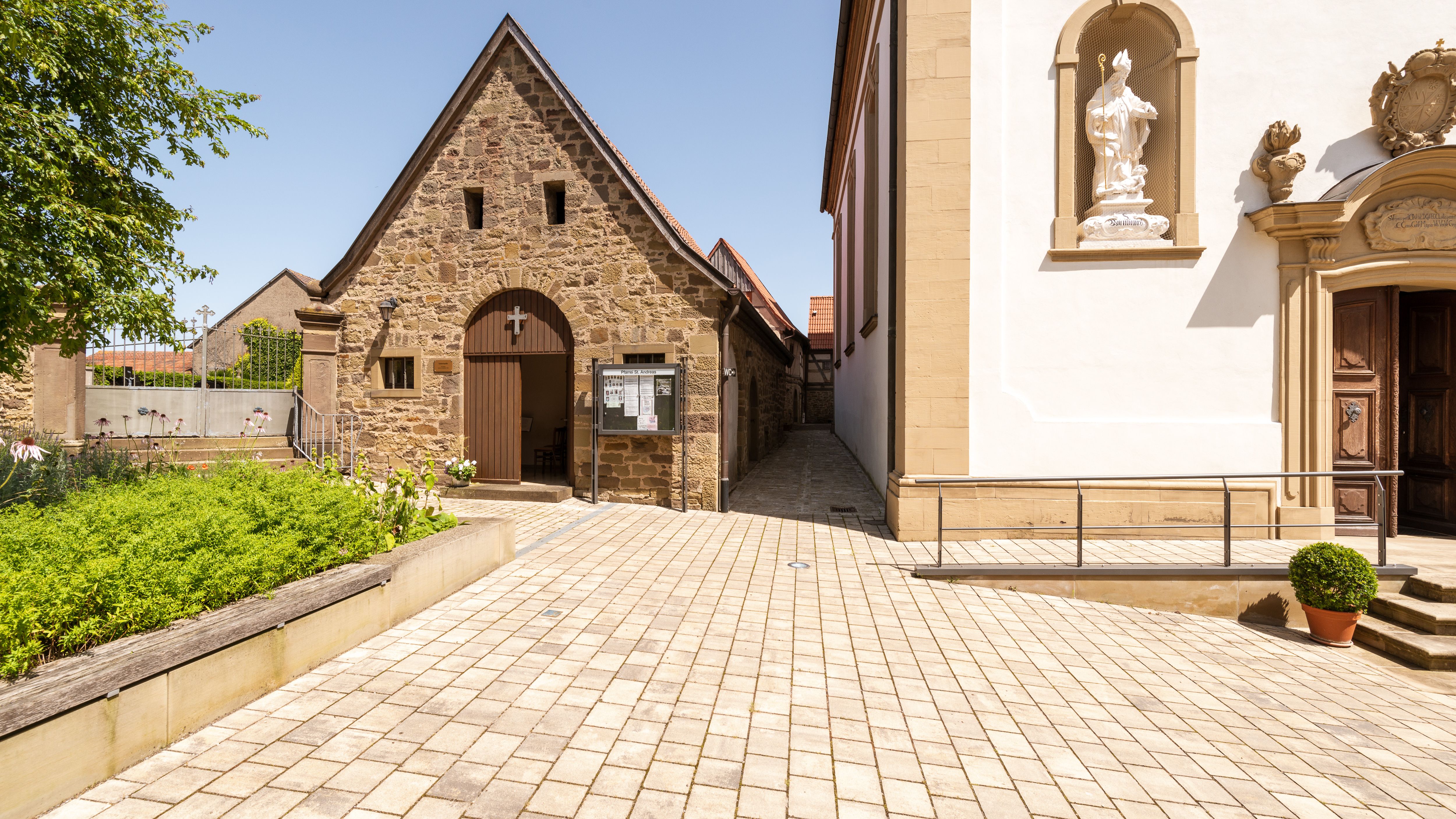 St.-Andreas-Kirche und Kirchgaden Schnackenwerth