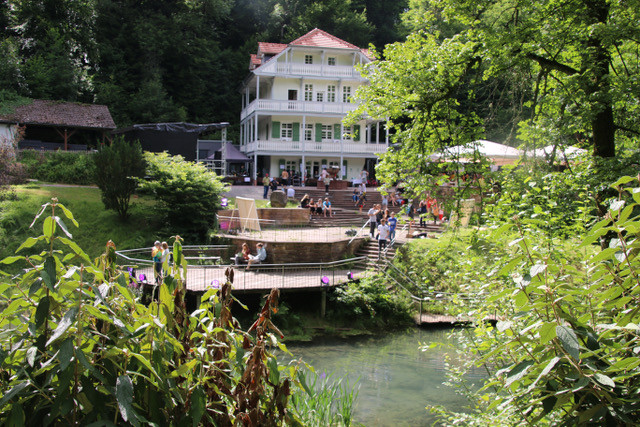 Wolfsbrunnen-Anlage mit historischen Gebäuden und Quellfassungen