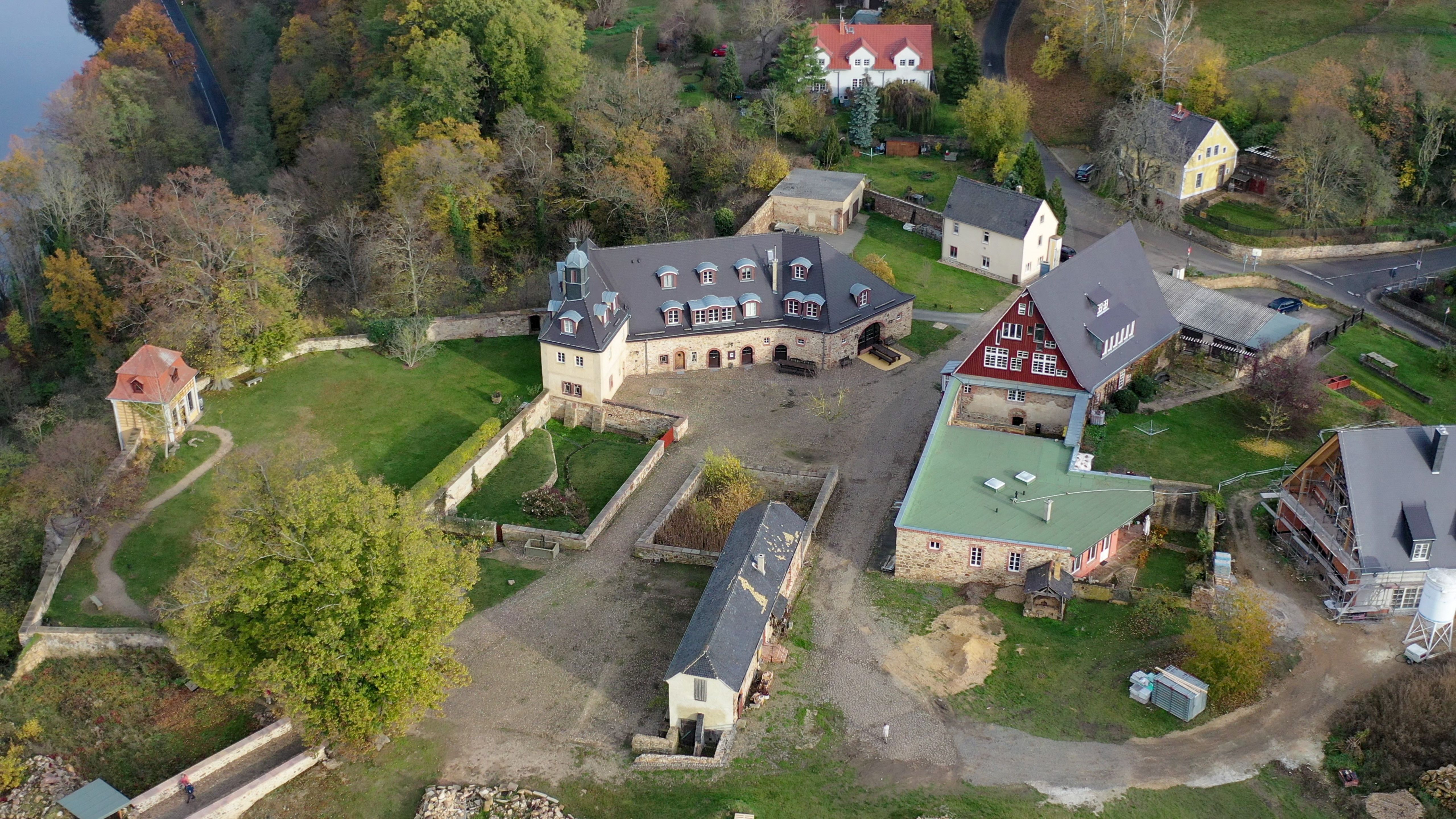 Schlosshof und Pavillon Döben